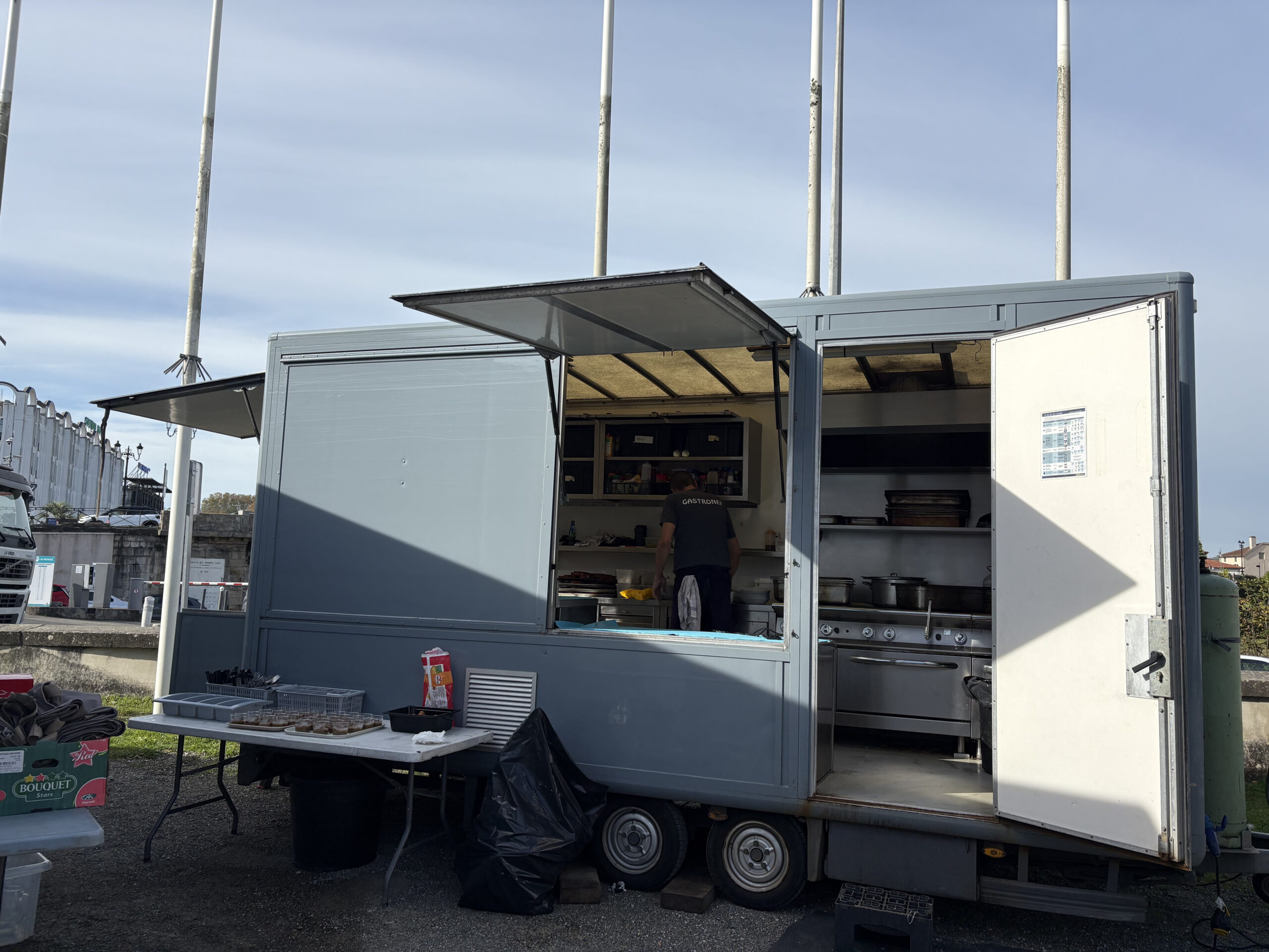 Camion cuisine avec plaques professionnelles – catering film