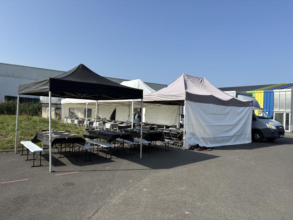 Espace repas sous barnum – cantine cinéma La Poêle à Film